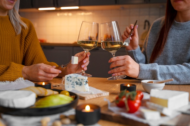 Vue de face des femmes assises à table