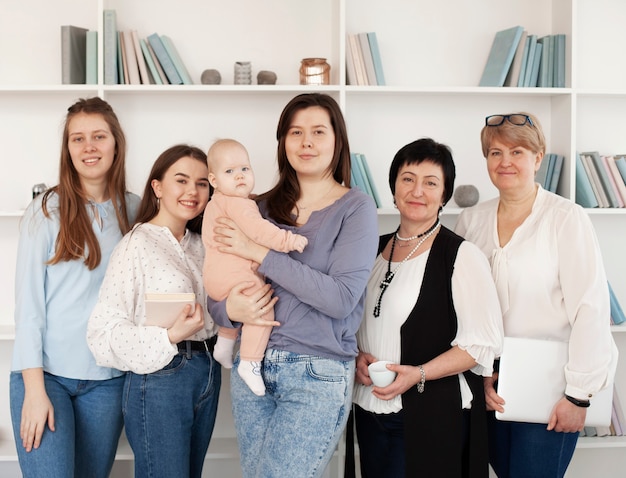 Vue de face des femmes et des enfants à l'intérieur