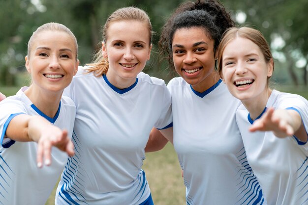 Vue de face des femmes heureuses posant