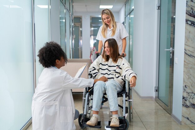 Vue de face des femmes médecins et patient