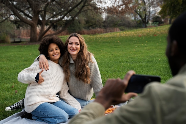 Photo gratuite vue de face femmes posant ensemble