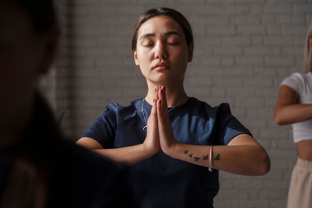 Vue de face femmes pratiquant le tai chi