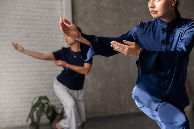 Vue de face femmes pratiquant le tai chi