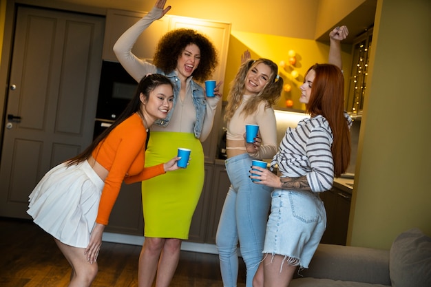 Photo gratuite vue de face des femmes s'amusant à la fête