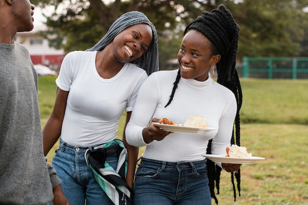 Photo gratuite vue de face des femmes souriantes avec de la nourriture délicieuse