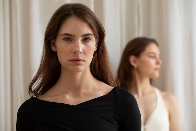 Vue de face des femmes en studio