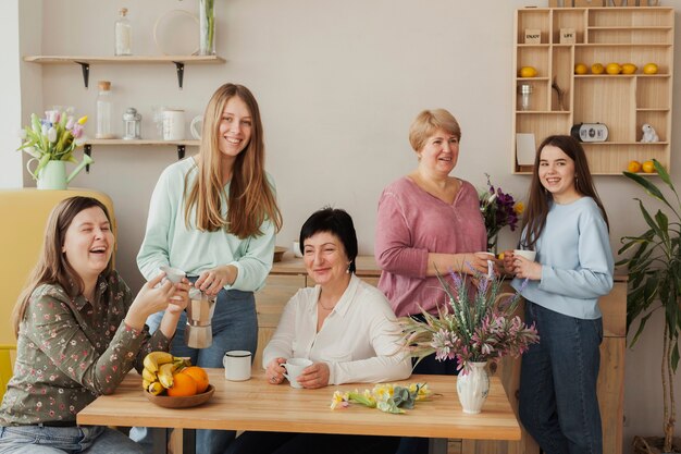 Vue de face de femmes de tous âges