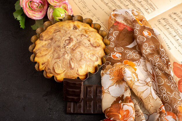 Une vue de face fermée jusqu'à gâteau au chocolat à l'intérieur du moule à gâteau avec des barres de chocolat sucré délicieux gâteau pâtisserie boulangerie douceur