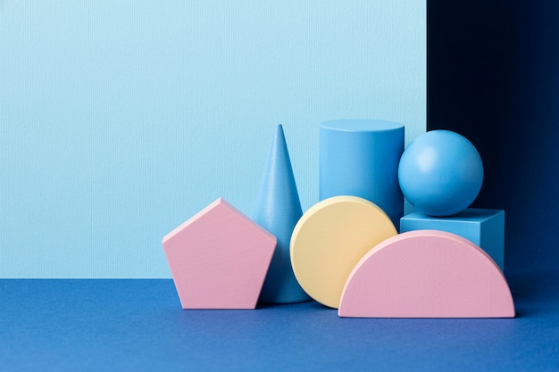 Vue de face de figures géométriques multicolores avec espace copie