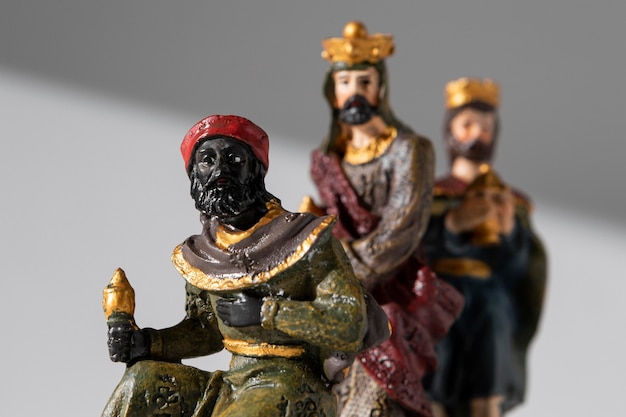 Vue de face des figurines de rois du jour de l'épiphanie avec des couronnes