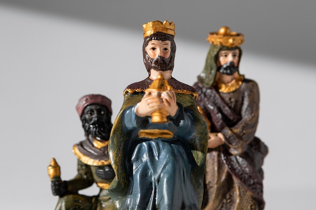 Vue de face des figurines des rois du jour de l'épiphanie