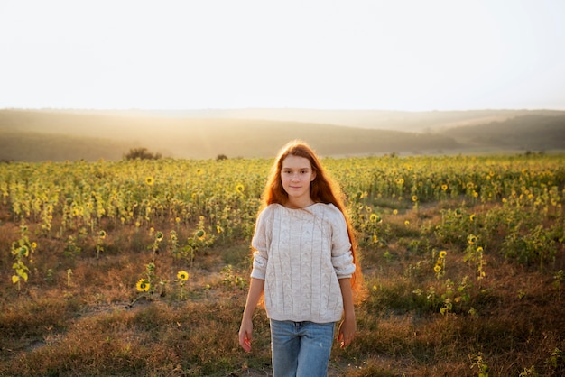 Vue de face fille appréciant la nature