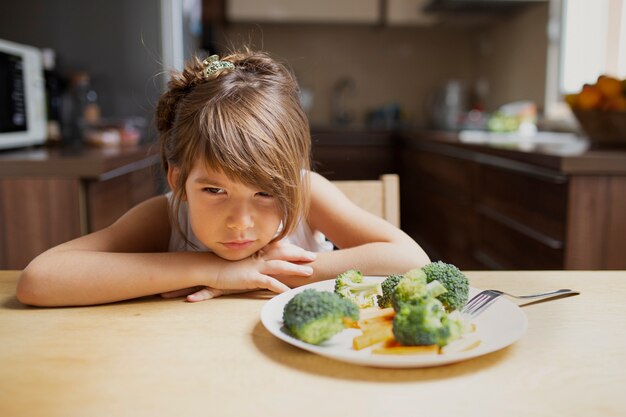 Vue de face, fille difficile, refuser les légumes