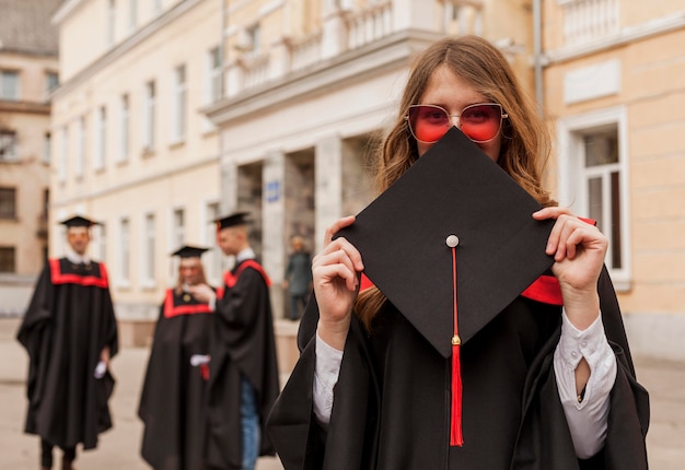 Vue de face fille diplômée