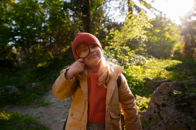 Photo gratuite vue de face fille explorant la nature