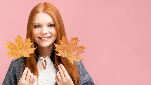 Vue de face fille avec des feuilles jaunes