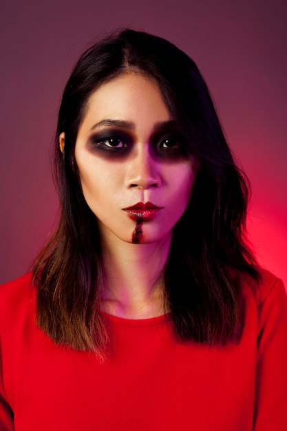 Photo gratuite vue de face d'une fille habillée en vampire