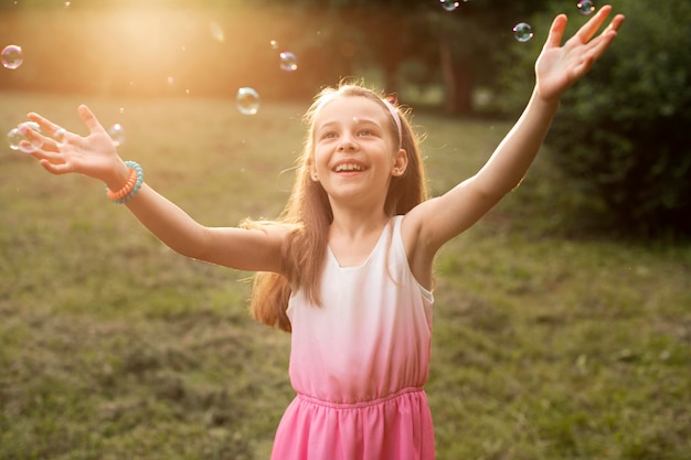 Vue de face d'une fille heureuse dans le parc