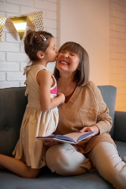 Vue de face fille avec mamie à la maison