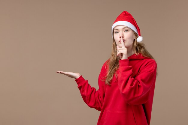 Vue de face fille de Noël avec cape rouge sur l'espace brun