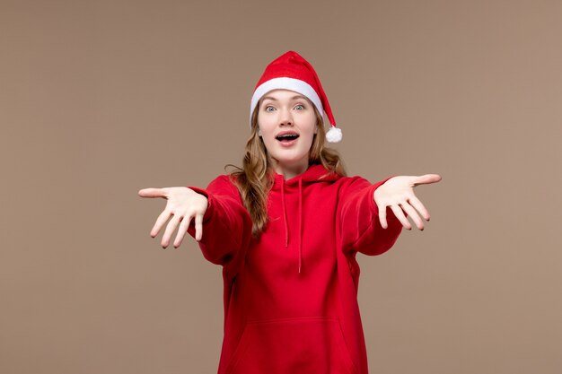 Vue de face fille de Noël avec cape rouge sur l'espace brun