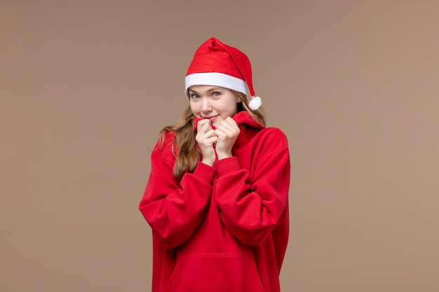 Vue de face fille de Noël avec visage souriant sur fond marron femme vacances Noël