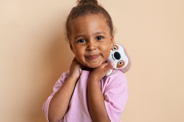 Photo gratuite vue de face fille avec peluche