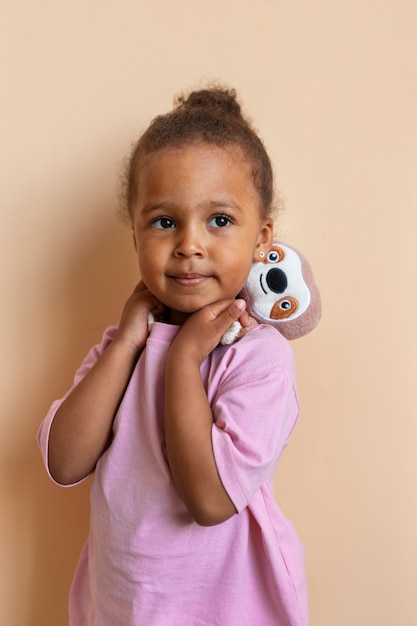 Photo gratuite vue de face fille avec peluche