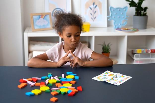 Vue de face fille pensant avec puzzle