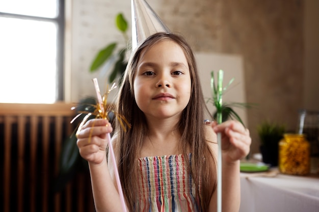 Photo gratuite vue de face fille portant chapeau de fête