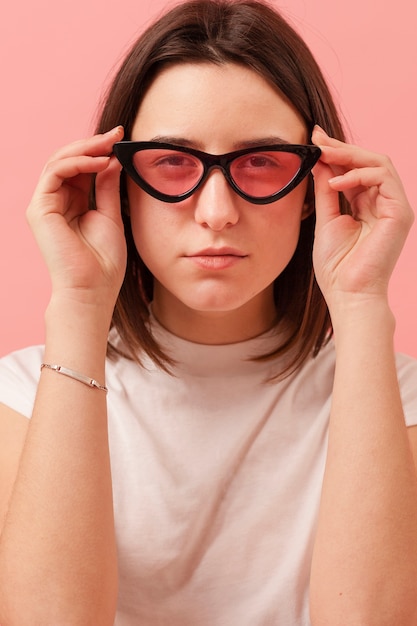 Vue de face fille portant des lunettes de soleil