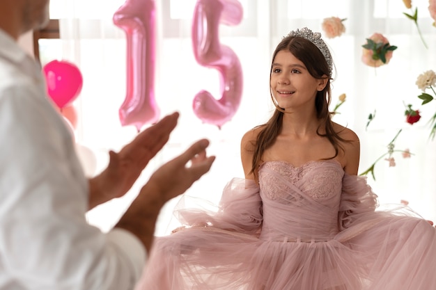 Photo gratuite vue de face fille souriante vêtue d'une robe rose