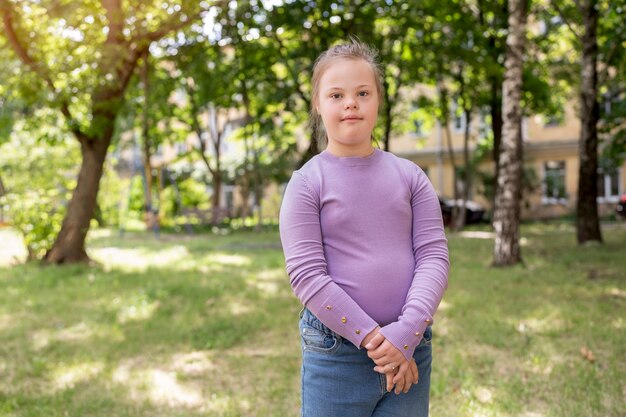 Vue de face fille avec le syndrome de Down à l'extérieur