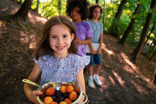 Vue de face fille tenant des fruits