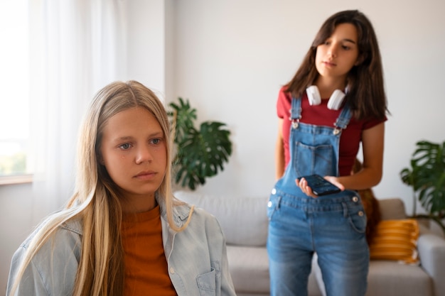 Photo gratuite vue de face fille triste à l'intérieur