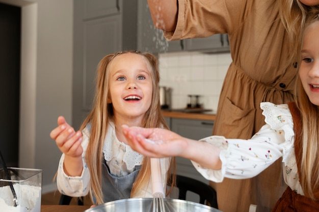 Vue de face filles et femme cuisine