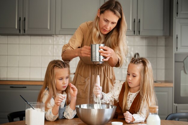 Vue de face filles et femme cuisine