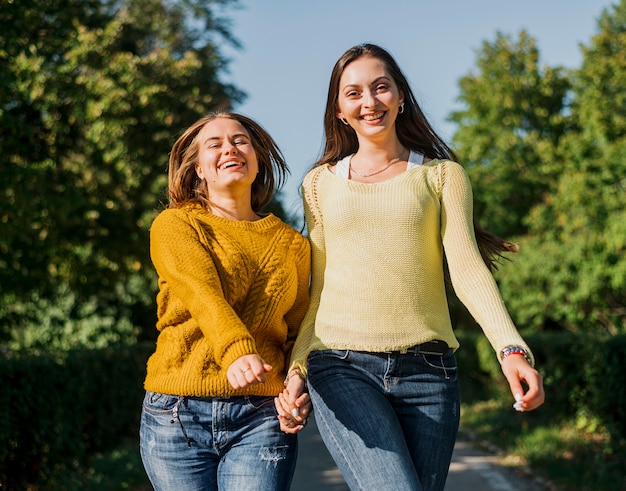 Photo gratuite vue de face des filles marchant dans le parc