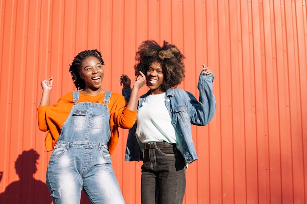 Vue de face filles positives posant ensemble