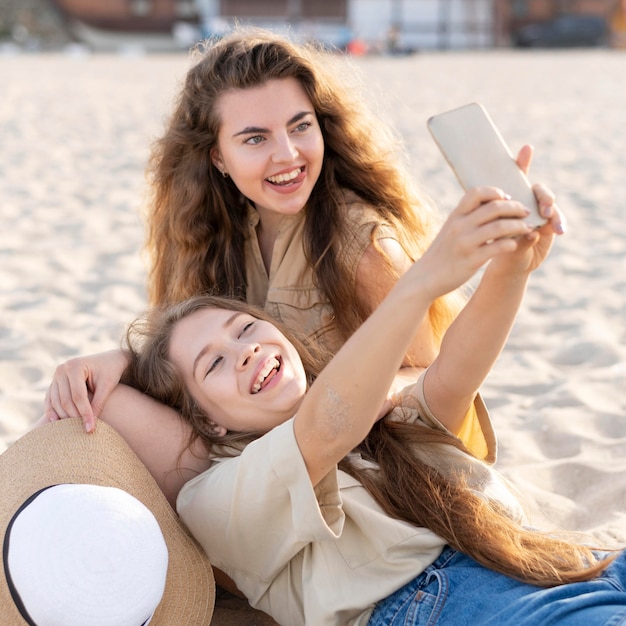 Vue de face des filles qui passent du temps ensemble