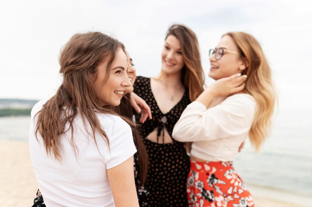 Photo gratuite vue de face des filles qui passent du temps ensemble