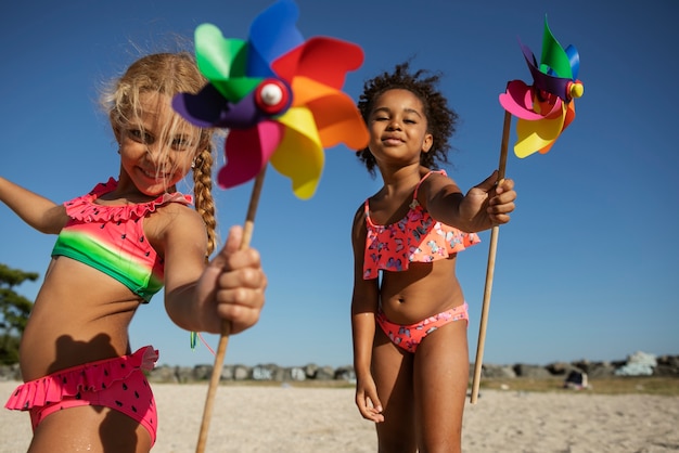 Photo gratuite vue de face filles souriantes sur la plage