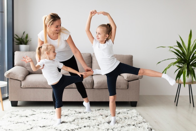 Vue de face des filles travaillant avec la mère à la maison