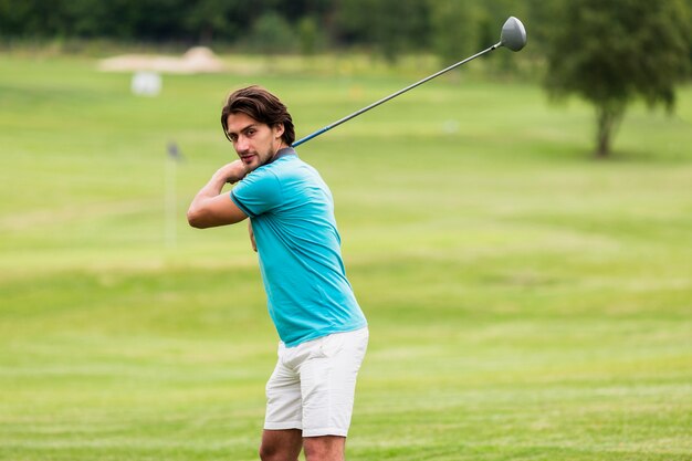 Vue de face fit homme jouant au golf