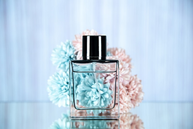 Vue de face des fleurs de bouteille de parfum rectangle