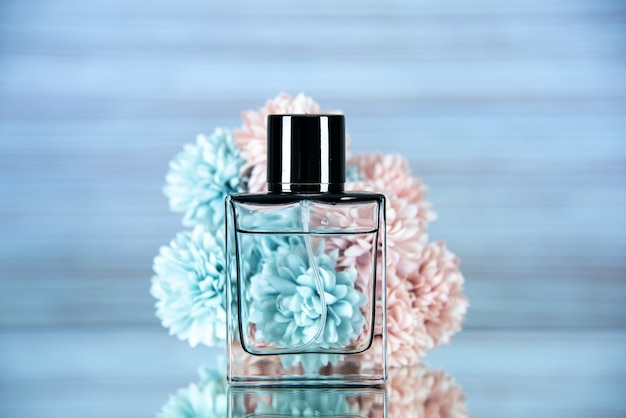 Vue de face des fleurs de bouteille de parfum rectangle