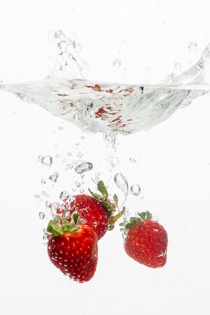 Vue de face des fraises dans l'eau