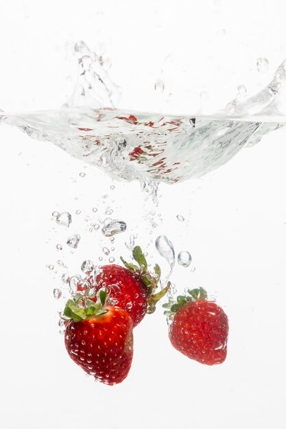 Vue de face des fraises dans l'eau