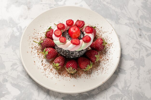 Vue de face fraises rouges fraîches avec un gâteau sur un espace blanc clair