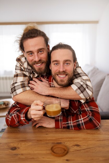 Vue de face frères souriants assis à table